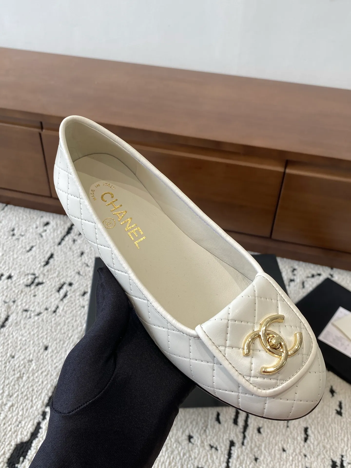 👟👟Ex-factory price 580👟👟 🍀CHANEL2025 new autumn and winter style, Mary Jane leather Chanel Xiaoxiang C home flat shoes Comfortable Mary Jane shoes Catwalk haute couture customization, simple yet sweet and playful Solid color fabric is refreshing and easy to wear Buckle design shoes are more heeling Upper: Customized sheepskin Inner foot pad: sheepskin Sole: Italian genuine leather sole Code number: 35-40 (40 customized items are non-refundable) 👉 👉
